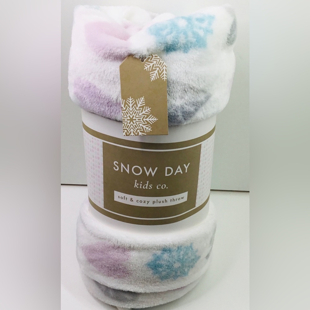 Soft & Cozy Plush Throw Multi Color Snowflacks Fleece Throw 50” X 60” New